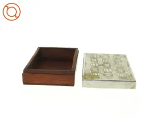 Ældre trææske med ciseleret metal låg (str. 10 x 15 cm)