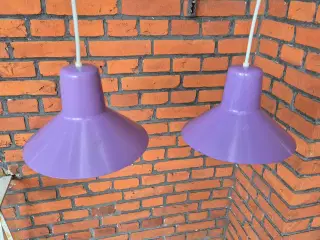 To lilla retrolamper med et rustikt strejf