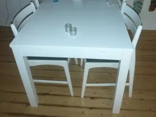 Hvidt spisebord med 2 ekstra plader til.