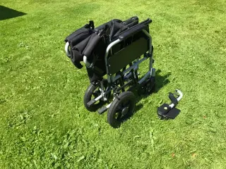 Foldbar letvægts kørestol