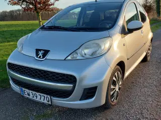 Peugeot 107 1,0 benzin årgang 2011. Frisk nysynet.