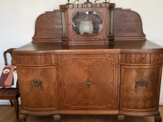 Skabe og bord og stole