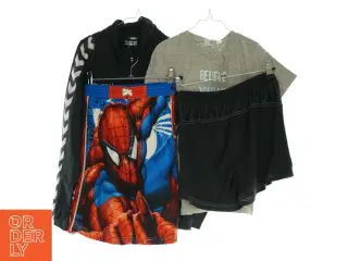 Jakke, T shirt og 2 par shorts (str. 140)