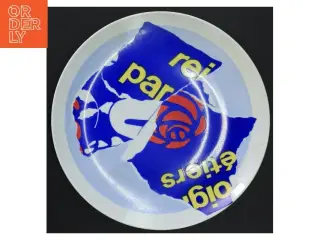 Kunstnerisk porcelænstallerken fra Gyrr Og Gæster (str. 24 cm i diameter)
