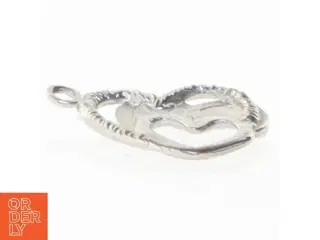 Sølvfarvet hjertevedhæng (str. 2x1,6 cm)