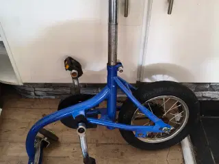 1 hjulet cykel med støtte hjul 