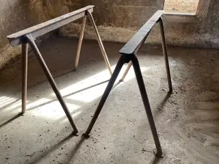 2 stk meget solide jern bukke 
