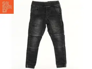 Bukser med detaljer fra Krymmel (str. 110)