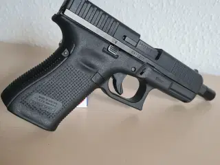 Glock 44 pistol og våbenskab evt samlet