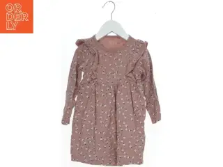 Langærmet rosa kjole med blomsterprint fra VRS (str. 92)