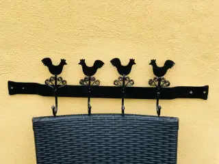 Metalknagerække med 4 kroge. 