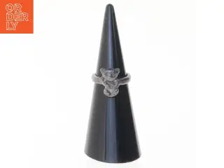 Sølvfarvet ring med bjørnefigur (str. Diameter en og en halv cm)