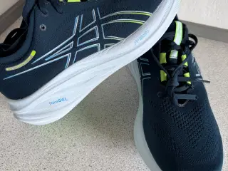 Asics Nimbus 26 næsten som nye str 46,5 EU