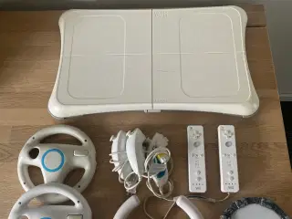 Nintendo Wii med tilbehør sælges 