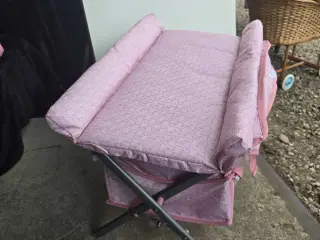 Puslebord med seng og hylde