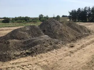 Knust asfalt iblandet sand. 100 kr m2