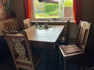 Egetræsbord med 2 ekstra bordplader og 5 stole