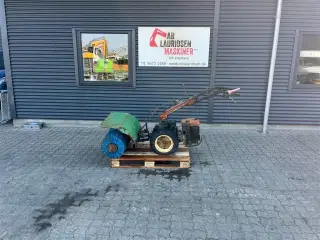 Goldoni J451 tohjulet traktor med kost