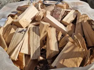 Brænde klar til vinteren 2025 