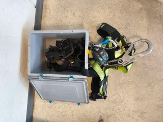 Kasse m. sikringsgrej samt div.