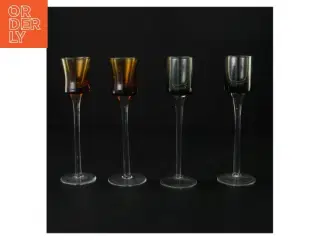 Sæt af fire farvede glas (str. 18 x 6 cm)