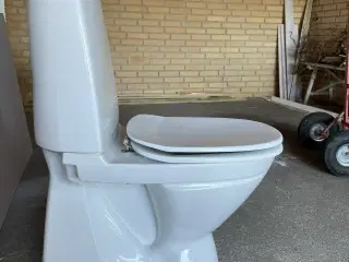 Toilet. Ifø, intakt