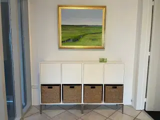 Elegant skab til opbevaring - med låger og kurve