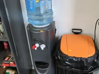 Vanddispenser samt skraldespand