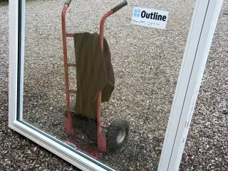 2 stk. Nye trævinduer sidehængslet.