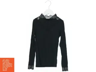 Sort bluse med blonder fra VRS (str. 128)