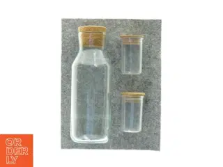 Glaskande og 2 plastik beholdere fra Bodum