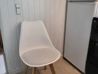 Hvide spisestuestole med ben i træ