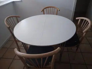 Rundt spisebord og 4 stole