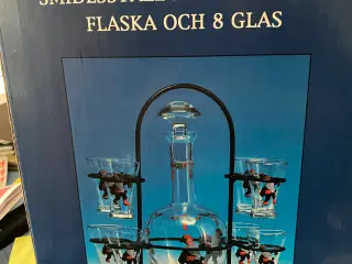 Smedejernsstativ med dekorerede glas og karaffel