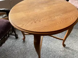 Egebord. rund, afsyret, og med fine detaljer