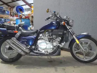 MC, Honda VF700C Super Magna 3212 MOMSFRI