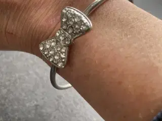 Sølvfarvet armbånd med sløjfe