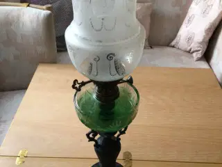 Petroleumslampe med glasskærm
