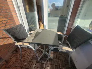 Cafebord med 2 stole og hynder