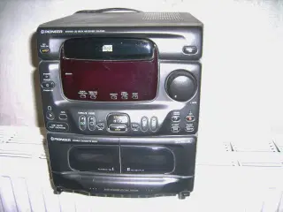 Pioneer mini stereoanlæg med fjernbetjening.