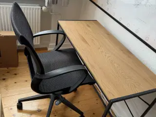 Kontorstol og lille bord