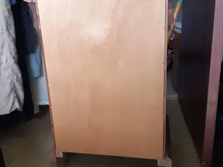 Sengebord i fyrretræ