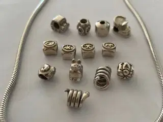 Pandora sølv halskæde med 17 forskellige led med .