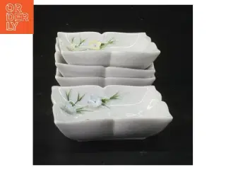 4 Dekorative små skåle/ fade med blomster (str. 4 stk 7,5x8,5 cm)til f.eks sushi