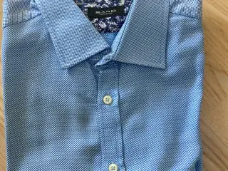 Lysblå mønstret herreskjorte fra SAND; str 42.