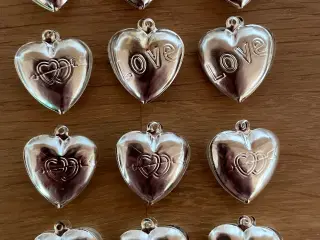 Metalhjerter med LOVE indgravering