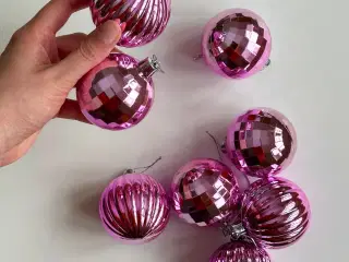Nyere julekugler, lyserød plast, 8 stk samlet