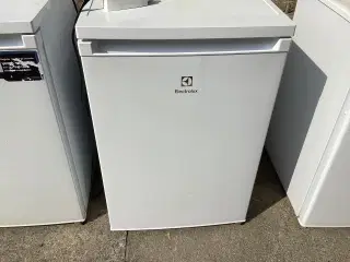 Køleskab med indvendig frys