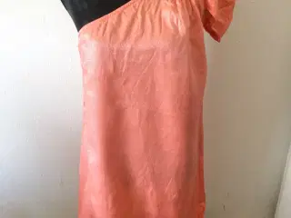 One skoulder kjole
