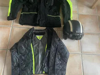 Motorcykel jakke og hjelm